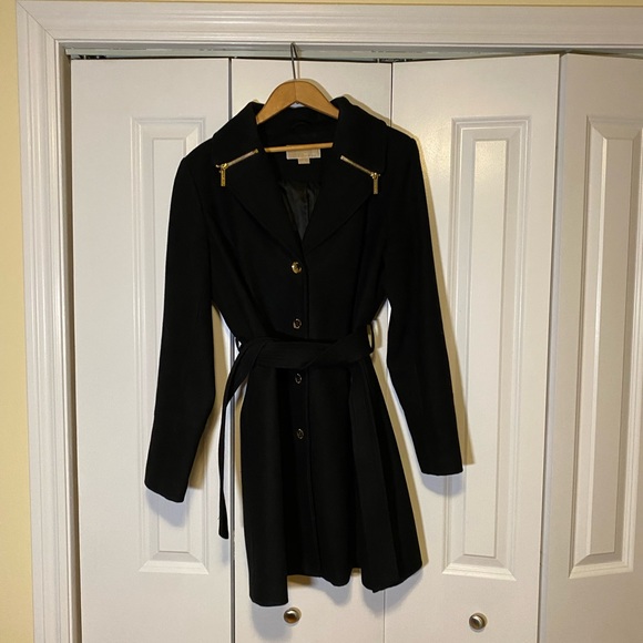 Classic & chic black winter coat with gold details - Picture 5 of 7